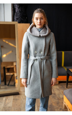 Серое пальто с эко-каракулем 20-174/У-759-145-3