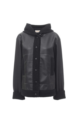 Куртка чорного кольору з екошкіри