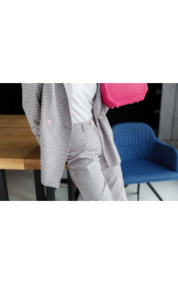 Штани в сіро-рожеву клітинку 30-231-1-810