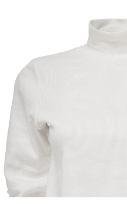 Базова біла трикотажна водолазка