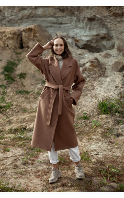 Утепленное двубортное бежевое пальто прямого кроя