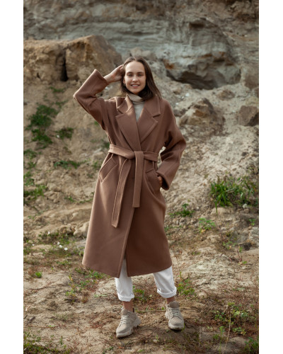 Утепленное двубортное бежевое пальто прямого кроя