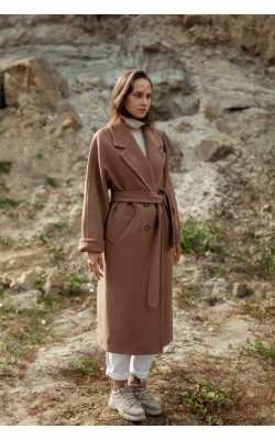 Утепленное двубортное бежевое пальто прямого кроя