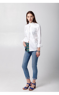 Белая рубашка со складками на полочке