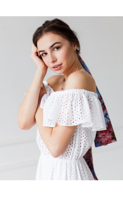 Кружевное платье с открытыми плечами