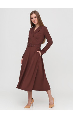 Шоколадне плаття міді на поясі