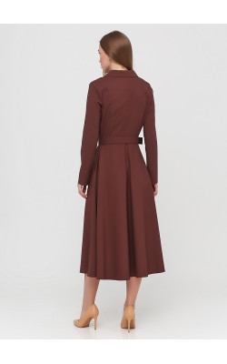 Шоколадне плаття міді на поясі