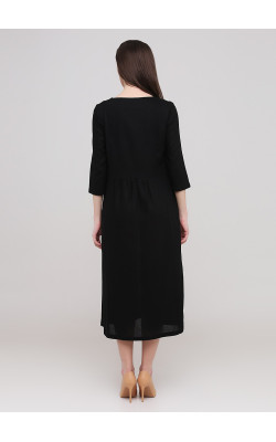 Чорна сукня середньої довжини з вирізом